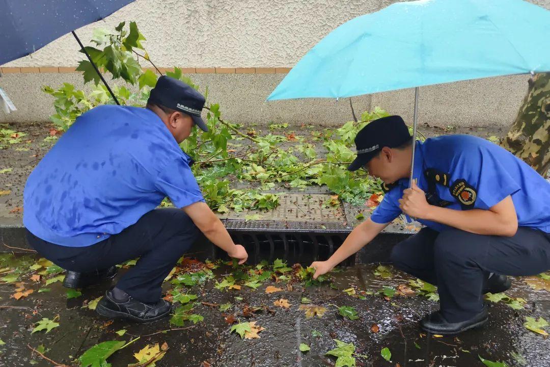 冲锋在最前线、坚守在最险处，静安寺街道各级党组织和广大党员全力拉紧安全防线丨防御台风“贝碧嘉”__冲锋在最前线、坚守在最险处，静安寺街道各级党组织和广大党员全力拉紧安全防线丨防御台风“贝碧嘉”