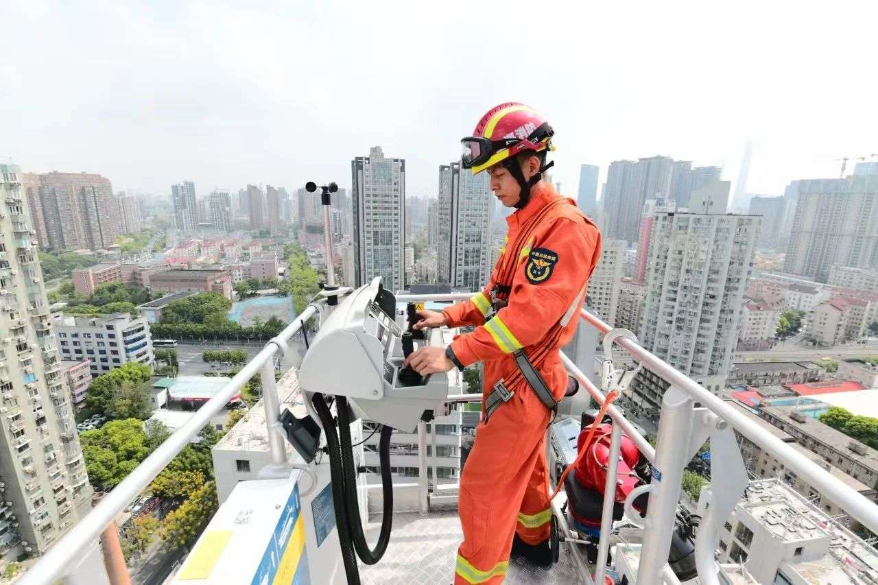 国庆我在岗：“火焰蓝”守护一方平安_国庆我在岗：“火焰蓝”守护一方平安_